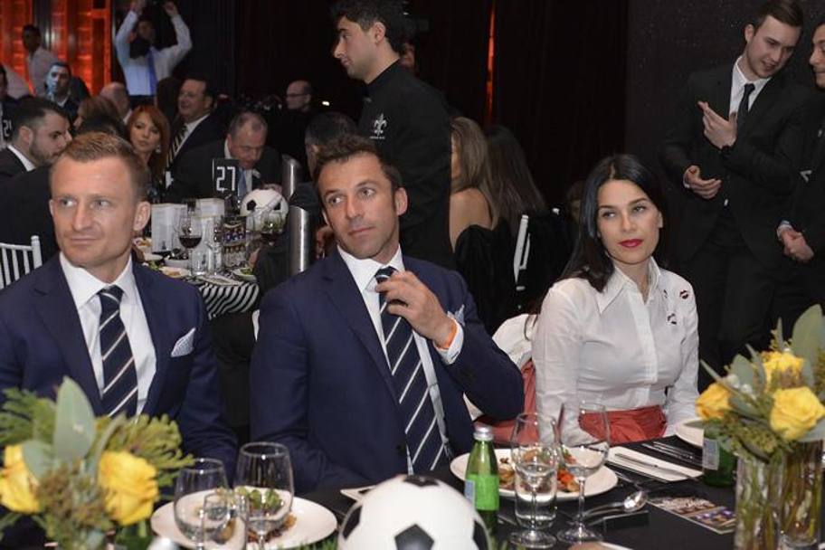 Del Piero e la moglie Sonia, seduti uno accanto all&#39;altra a tavola. Lapresse